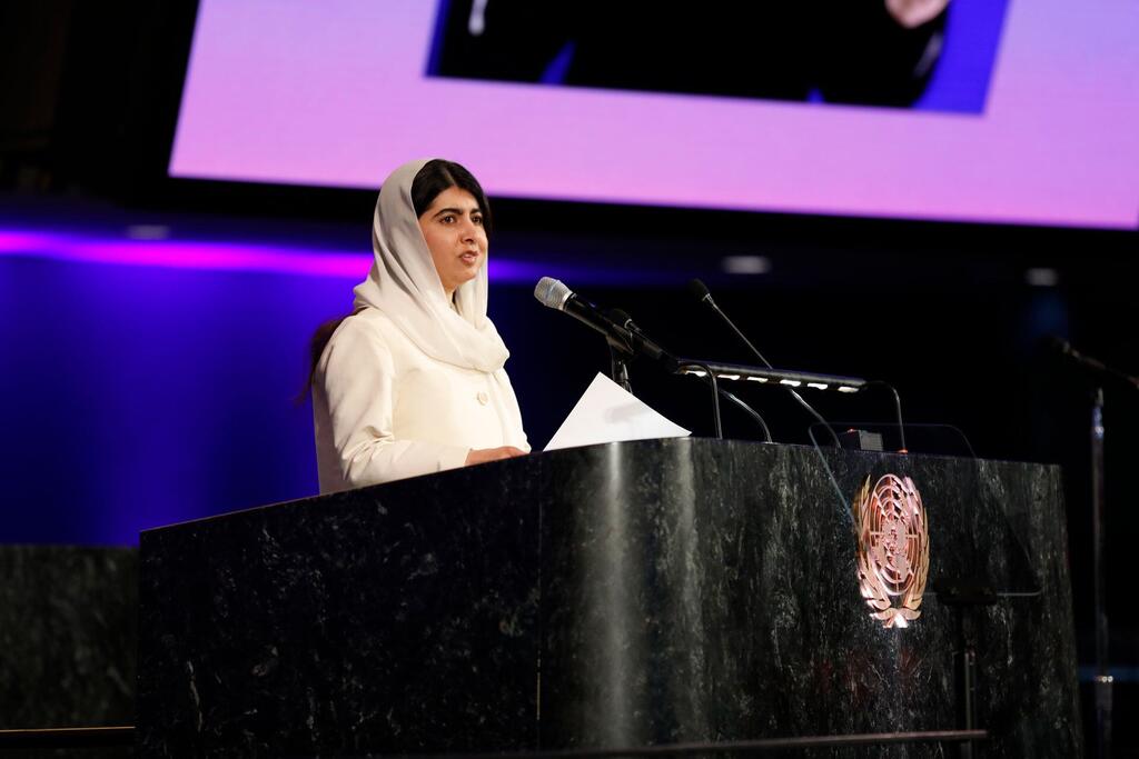 La ganadora del Premio Nobel y Mensajera de la Paz de la ONU, Malala Yousafzai, se dirige al Salón de la Asamblea General de la ONU durante la celebración.